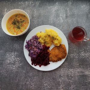 dieta podstawowa  Zupa jarzynowa z zacierką Ziemniaki z koperkiem gotowane Kotlet z kurczaka panierowany Surówka z kapusty białej i czerwonej Kompot owocowy 